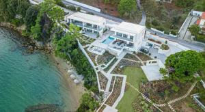 uma vista aérea de uma casa ao lado do oceano em Luxury Villas Skiathos em Skiathos Town