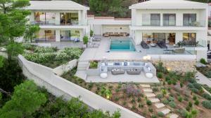 uma vista aérea de uma casa com piscina em Luxury Villas Skiathos em Skiathos Town