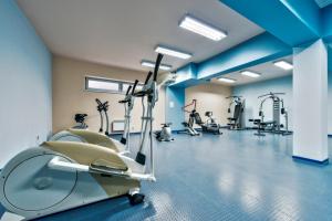 un gimnasio con un gimnasio agradual con máquinas de correr en Apartamenty Sun & Snow Casa Marina, en Świnoujście