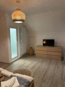 una sala de estar con TV de pantalla plana en una cómoda en Vila Bucuria Corbu, en Corbu