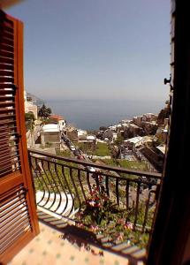 balcón con vistas a la ciudad y al océano en Ludovica Tipo C, en Positano