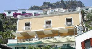 un edificio con balcones encima en Ludovica Tipo C, en Positano