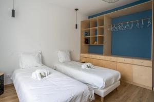 deux lits côte à côte dans une pièce dans l'établissement Appartement Moulleau - 3 étoiles - Welkeys, à Arcachon