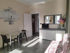 - un salon avec une cuisine, une table et des chaises dans l'établissement CASA VACANZA GIAVENO - 8 KM Sacra di San Michele, à Giaveno