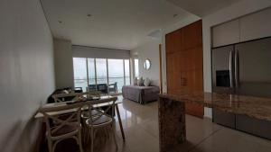 a room with a kitchen and a living room at Apartamento en Lujoso Edificio H2 Plaza Bocagrande in Cartagena de Indias