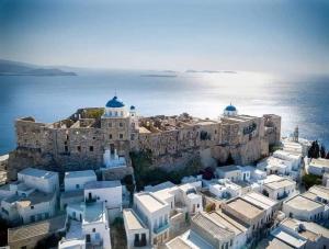 una isla con un castillo en medio del océano en ASVESTOTI MESONETTES BLUE LIGHT ΣΙΕΛ ΜΕΖΟΝΕΤΕs en Pera Gyalos