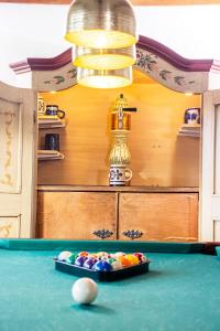 a billiard table with a tray of balls on it at BlackNCozy - Großzügiges Designappartement mit Boxspringbetten und Heimkino in Feldberg