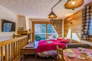 um quarto com uma cama e uma mesa em Appartement Agulha - Welkeys em Megève