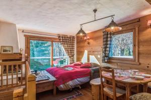 ein Schlafzimmer mit einem Bett und einem Tisch sowie ein Esszimmer in der Unterkunft Charming flat in a chalet in Megève - Welkeys in Megève