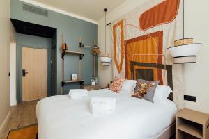 1 dormitorio con 1 cama blanca grande en una habitación en Gogaille - Préfecture - Accès autonome en Limoges