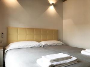 a bedroom with a bed with two towels on it at Casa Rural La Cambreta - Chulilla in Chulilla