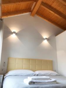 1 dormitorio con 1 cama con 2 toallas en Casa Rural La Cambreta - Chulilla en Chulilla