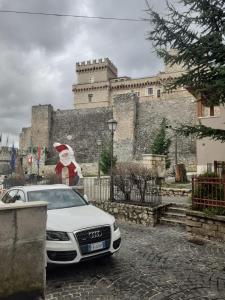 チェラーノにあるCasa nel vicolettoの城前に停車するオーディカー