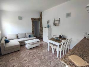 a living room with a couch and a table at La Villa Romantica Résidence de vacances Les Tres Cales Espagne in Les tres Cales