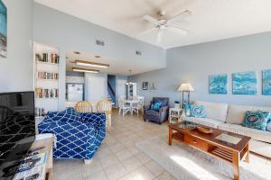 uma sala de estar com um sofá e uma mesa em Ocean Mile K-3 em St. George Island