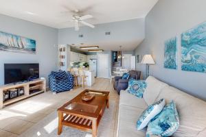 uma sala de estar com um sofá e uma mesa em Ocean Mile K-3 em St. George Island