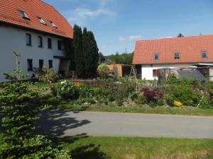 une maison et un jardin en face d'une maison dans l'établissement FeWo Spreequelle, à Herrnhut