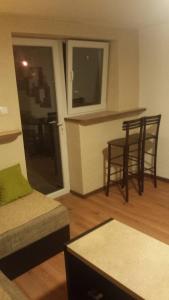 - un salon avec un canapé, une table et des chaises dans l'établissement GM Place apartment 60 m2, à Gornji Milanovac