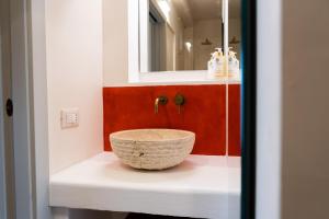 un baño con lavabo y un bol en una encimera en Masseria OSTUNI MARE Agri Resort en Ostuni