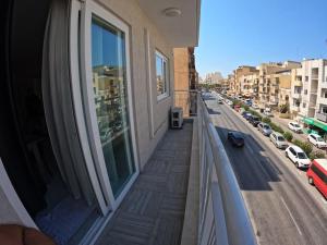 En balkong eller terrasse på Meadow Views Saint Paul’s Bay Flat 2