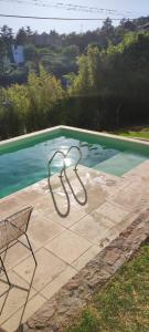 una estatua de metal junto a una piscina en Casa en Villa Carlos Paz en Villa Carlos Paz