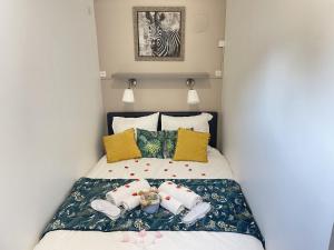 Un dormitorio con una cama con dos muñecas. en Casa Luciana en Saint-Priest