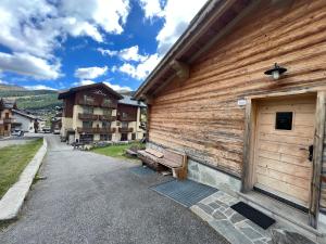 un edificio de madera con una puerta lateral en Hotel Le Alpi, en Livigno