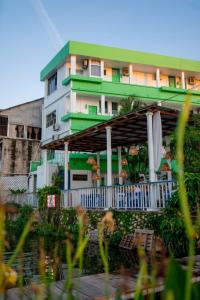 um edifício com um branco e verde em Hotel Sabana em Flores