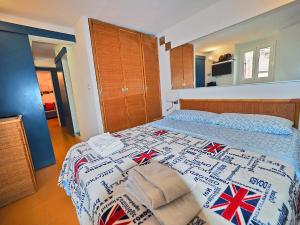 ein Schlafzimmer mit einem Bett mit einer britischen Flaggendecke in der Unterkunft Casa del pescatore a 100m dal mare 011016-LT-0569 in Lerici