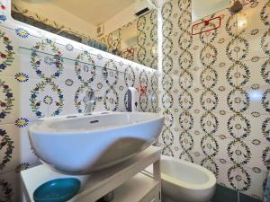 ein Badezimmer mit einem weißen Waschbecken und einem WC in der Unterkunft Casa del pescatore a 100m dal mare 011016-LT-0569 in Lerici