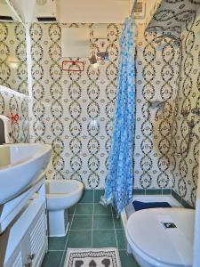 ein Bad mit einem WC und einem Waschbecken in der Unterkunft Casa del pescatore a 100m dal mare 011016-LT-0569 in Lerici