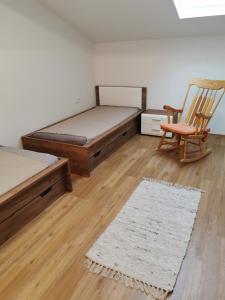 VorderhornbachにあるGroßzügige 80m² Wohnung in ruhiger Lageのベッドルーム1室(ベッド1台、椅子、テーブル付)
