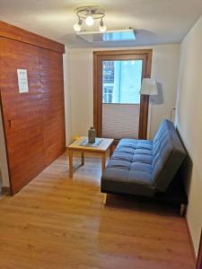 uma sala de estar com um sofá e uma mesa em Großzügige 80m² Wohnung in ruhiger Lage em Vorderhornbach