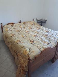a bed with a quilt on it in a room at La Casa di Serra in Serramonacesca