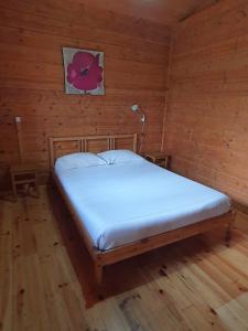 um quarto com uma cama num quarto de madeira em Bungalows da Peneda em Lamas de Mouro