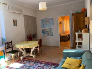 sala de estar con sofá y mesa en Cozy Apartment in T'bilisi en Tiflis