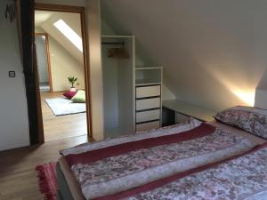 1 dormitorio con cama, escritorio y espejo en Rinteln-Loft mit E-Auto-Ladestation, en Rinteln