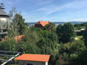 uma vista para uma casa com um telhado laranja em Rinteln-Loft mit E-Auto-Ladestation em Rinteln