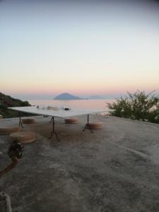 una mesa con vistas al océano en Alicudi Giardino dei Carrubi- al gradino 365, en Alicudi