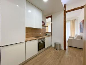 Kuchyň nebo kuchyňský kout v ubytování NEW. Spacious flat, 2 bedrooms and 2 balconies