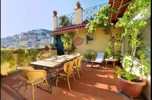ナポリにあるLe terrazze di Chiaiaのパティオ(テーブル、椅子、ブドウの木付)
