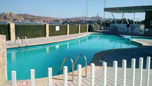 a swimming pool with blue water and a fence at Lindo duplex frente al Mar in Coquimbo