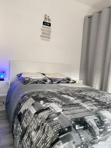 a bedroom with a large bed with a building blanket at Appartement chaleureux à Alfortville in Alfortville