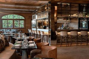 een restaurant met tafels en stoelen en een bar bij Hotel Maribel in Sierra Nevada