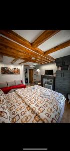 1 dormitorio con 1 cama grande y 1 sofá rojo en Vila Montenegrina en Kolašin