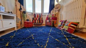 une chambre avec un tapis bleu au sol dans l'établissement Artisouk, à Zurich