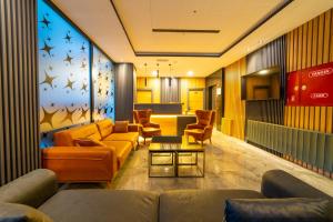 um lobby com sofás e uma sala de espera com estrelas na parede em Sirius Otel İstanbul em Istambul