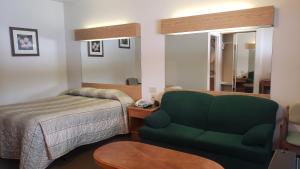 Postel nebo postele na pokoji v ubytování Calabogie Motor Inn