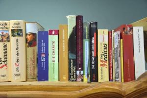 LelkendorfにあるForsthaus Lelkendorf / Ferienwohnungの本棚に座る本 +20枚の写真