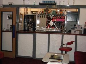 un bar con una silla roja delante en Holmeleigh Hotel, en Blackpool